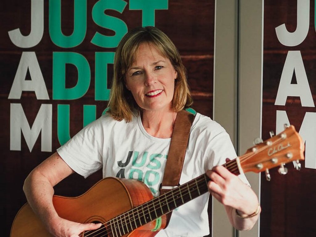 Leticia Hodson playing the guitar