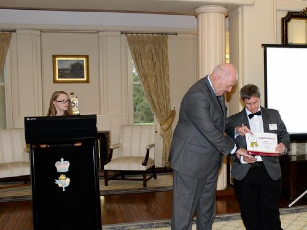 Peter Cosgrove presenting Ruth Faragher with an award